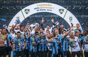 Jogadores do Grêmio erguem a taça e festejam o penta da Copa do Brasil