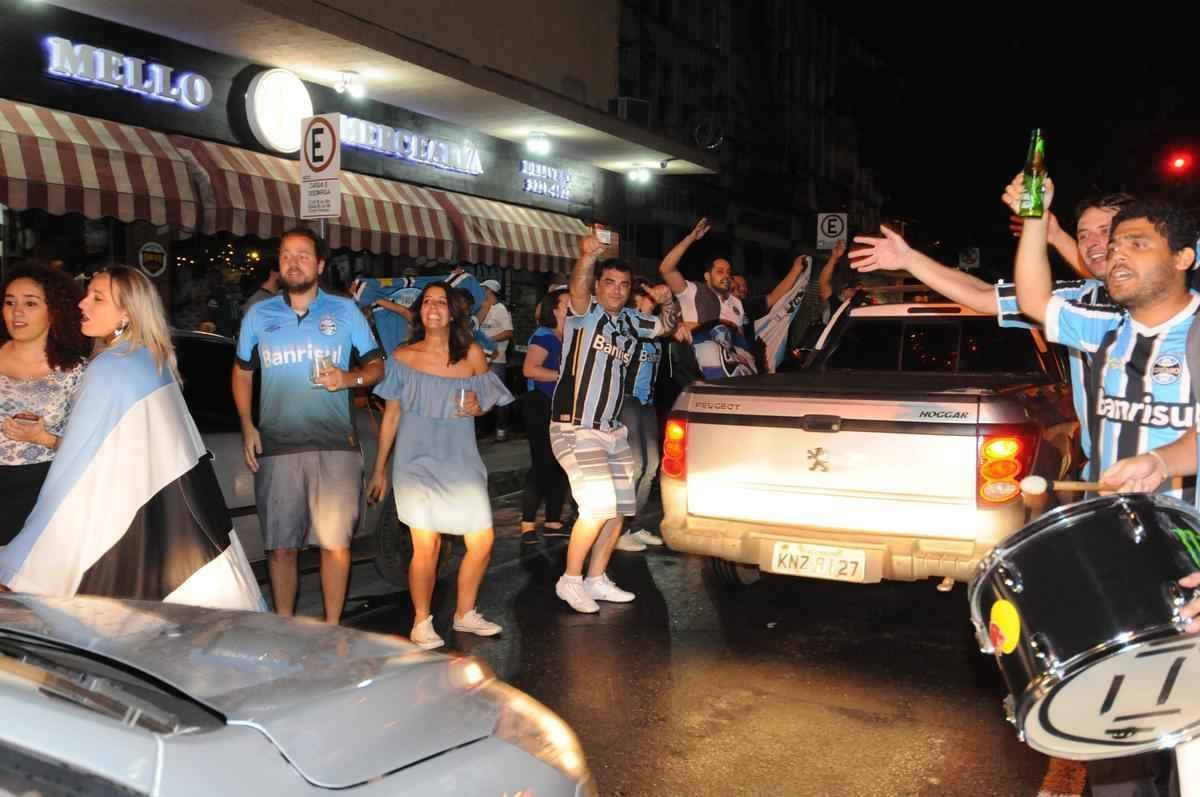 Torcedores gremistas comemoram ttulo da Copa do Brasil nas ruas do bairro Serra, em BH
