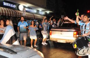 Torcedores gremistas comemoram ttulo da Copa do Brasil nas ruas do bairro Serra, em BH