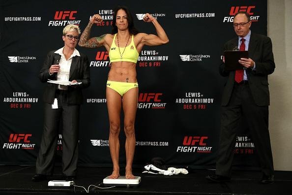Pesagem do UFC Fight Night em Albany - Juliana Lima, a Ju Thai, bate bem o peso 