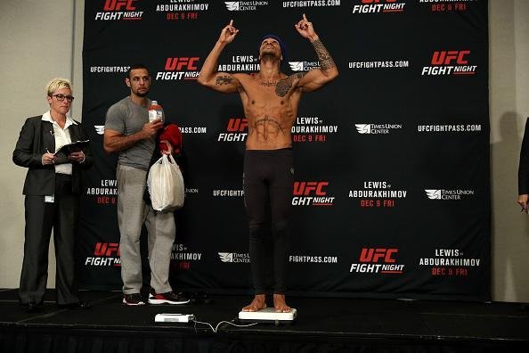 Pesagem do UFC Fight Night em Albany - Tiago Trator bate o peso nos penas