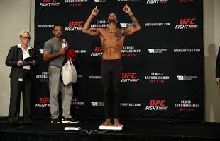 Pesagem do UFC Fight Night em Albany - Tiago Trator bate o peso nos penas