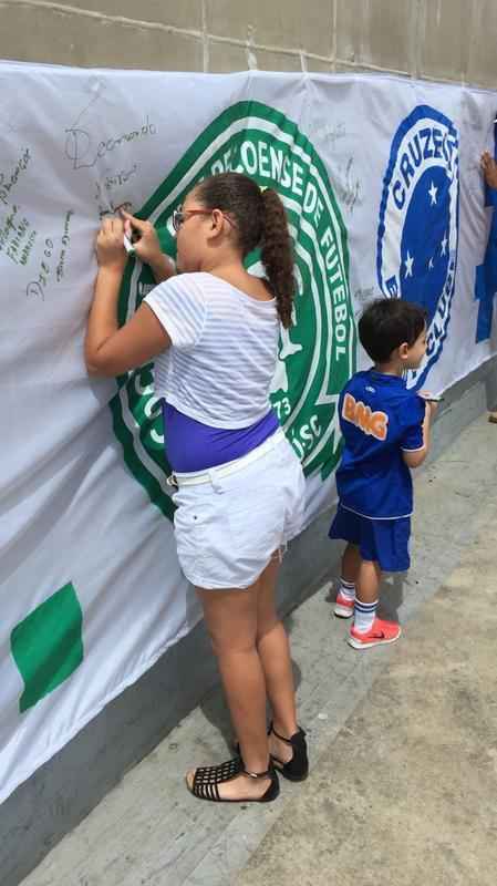Antes do duelo diante do Corinthians, vlido pela ltima rodada do Campeonato Brasileiro, torcedores do Cruzeiro assinam faixa que ser exibida nas arquibancadas do Gigante da Pampulha
