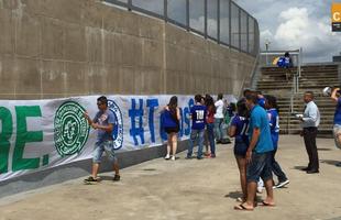 Antes do duelo diante do Corinthians, vlido pela ltima rodada do Campeonato Brasileiro, torcedores do Cruzeiro assinam faixa que ser exibida nas arquibancadas do Gigante da Pampulha