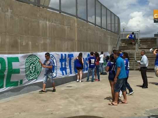 Antes do duelo diante do Corinthians, válido pela última rodada do Campeonato Brasileiro, torcedores do Cruzeiro assinam faixa que será exibida nas arquibancadas do Gigante da Pampulha
