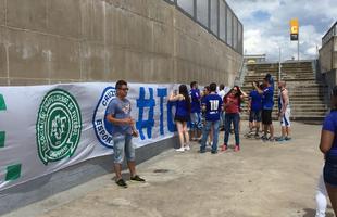 Antes do duelo diante do Corinthians, vlido pela ltima rodada do Campeonato Brasileiro, torcedores do Cruzeiro assinam faixa que ser exibida nas arquibancadas do Gigante da Pampulha