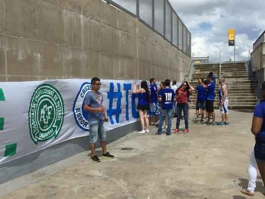 Antes do duelo diante do Corinthians, válido pela última rodada do Campeonato Brasileiro, torcedores do Cruzeiro assinam faixa que será exibida nas arquibancadas do Gigante da Pampulha