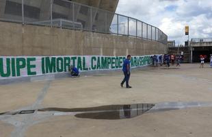 Antes do duelo diante do Corinthians, vlido pela ltima rodada do Campeonato Brasileiro, torcedores do Cruzeiro assinam faixa que ser exibida nas arquibancadas do Gigante da Pampulha