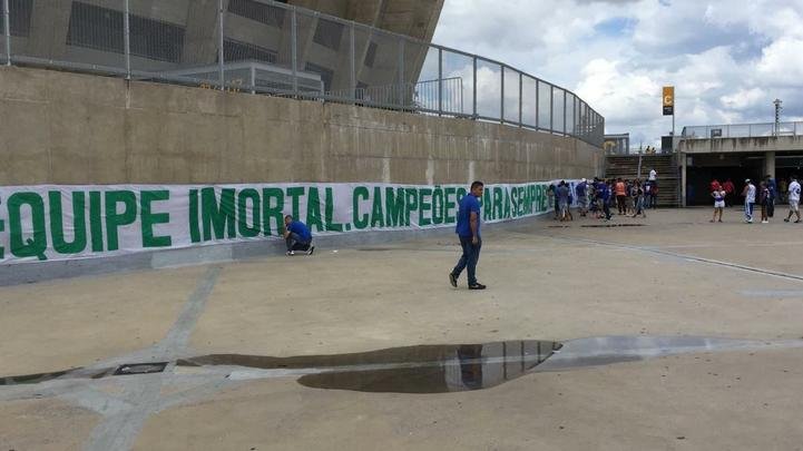 Antes do duelo diante do Corinthians, válido pela última rodada do Campeonato Brasileiro, torcedores do Cruzeiro assinam faixa que será exibida nas arquibancadas do Gigante da Pampulha