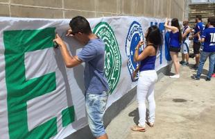 Antes do duelo diante do Corinthians, vlido pela ltima rodada do Campeonato Brasileiro, torcedores do Cruzeiro assinam faixa que ser exibida nas arquibancadas do Gigante da Pampulha