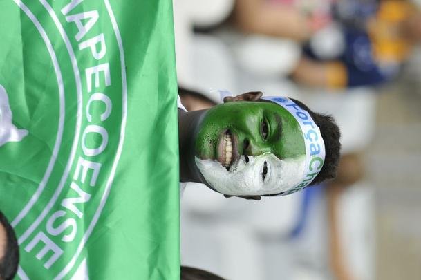 O Mineiro foi palco de homenagens s vtimas da tragdia com o avio da delegao da Chapecoense antes e durante Cruzeiro x Corinthians