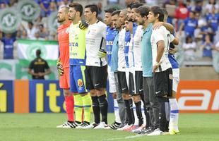 O Mineiro foi palco de homenagens s vtimas da tragdia com o avio da delegao da Chapecoense antes e durante Cruzeiro x Corinthians