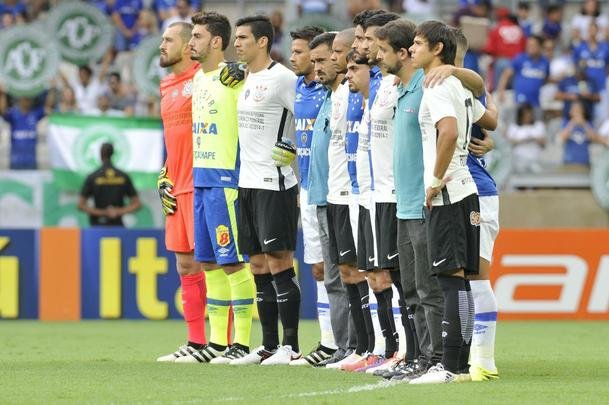 O Mineiro foi palco de homenagens s vtimas da tragdia com o avio da delegao da Chapecoense antes e durante Cruzeiro x Corinthians