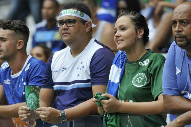 O Mineiro foi palco de homenagens s vtimas da tragdia com o avio da delegao da Chapecoense antes e durante Cruzeiro x Corinthians
