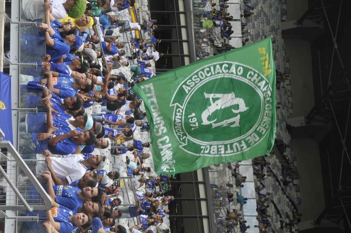 O Mineiro foi palco de homenagens s vtimas da tragdia com o avio da delegao da Chapecoense antes e durante Cruzeiro x Corinthians