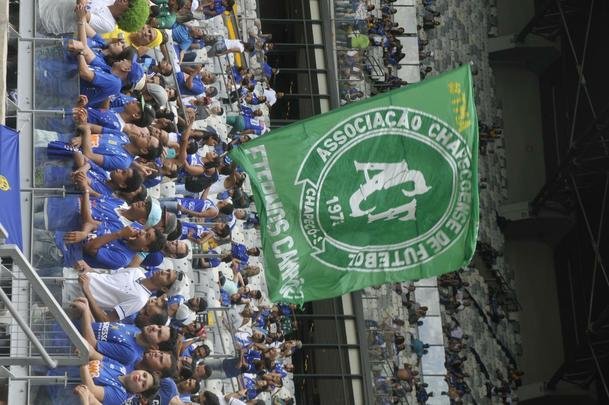 O Mineiro foi palco de homenagens s vtimas da tragdia com o avio da delegao da Chapecoense antes e durante Cruzeiro x Corinthians