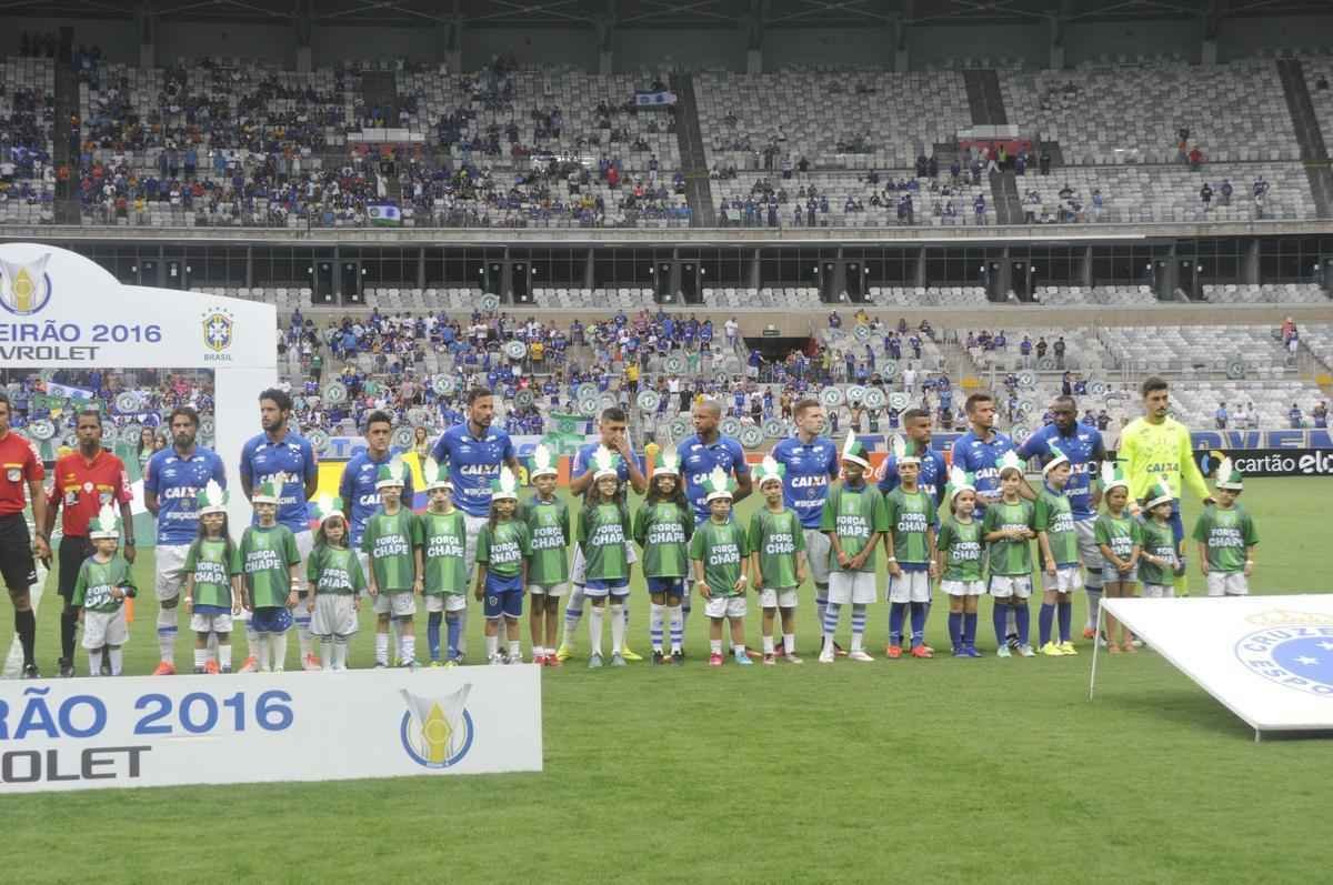 O Mineiro foi palco de homenagens s vtimas da tragdia com o avio da delegao da Chapecoense antes e durante Cruzeiro x Corinthians