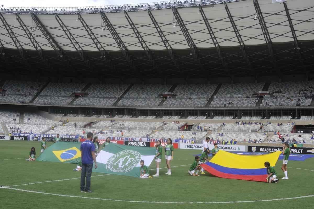 O Mineiro foi palco de homenagens s vtimas da tragdia com o avio da delegao da Chapecoense antes e durante Cruzeiro x Corinthians
