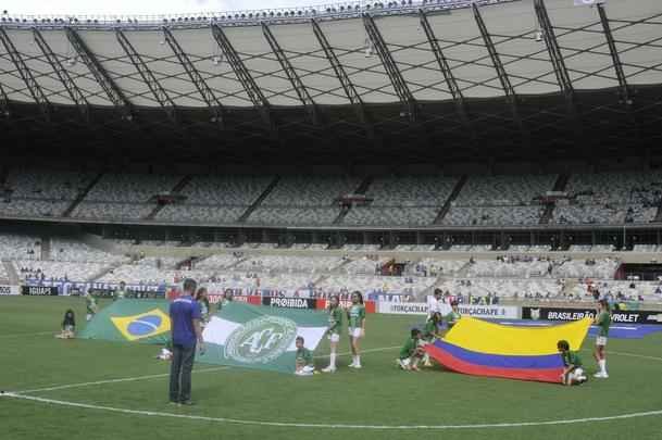 O Mineiro foi palco de homenagens s vtimas da tragdia com o avio da delegao da Chapecoense antes e durante Cruzeiro x Corinthians