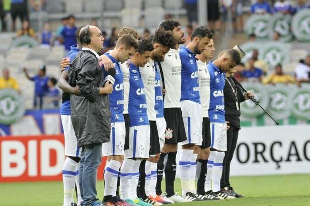 O Mineiro foi palco de homenagens s vtimas da tragdia com o avio da delegao da Chapecoense antes e durante Cruzeiro x Corinthians