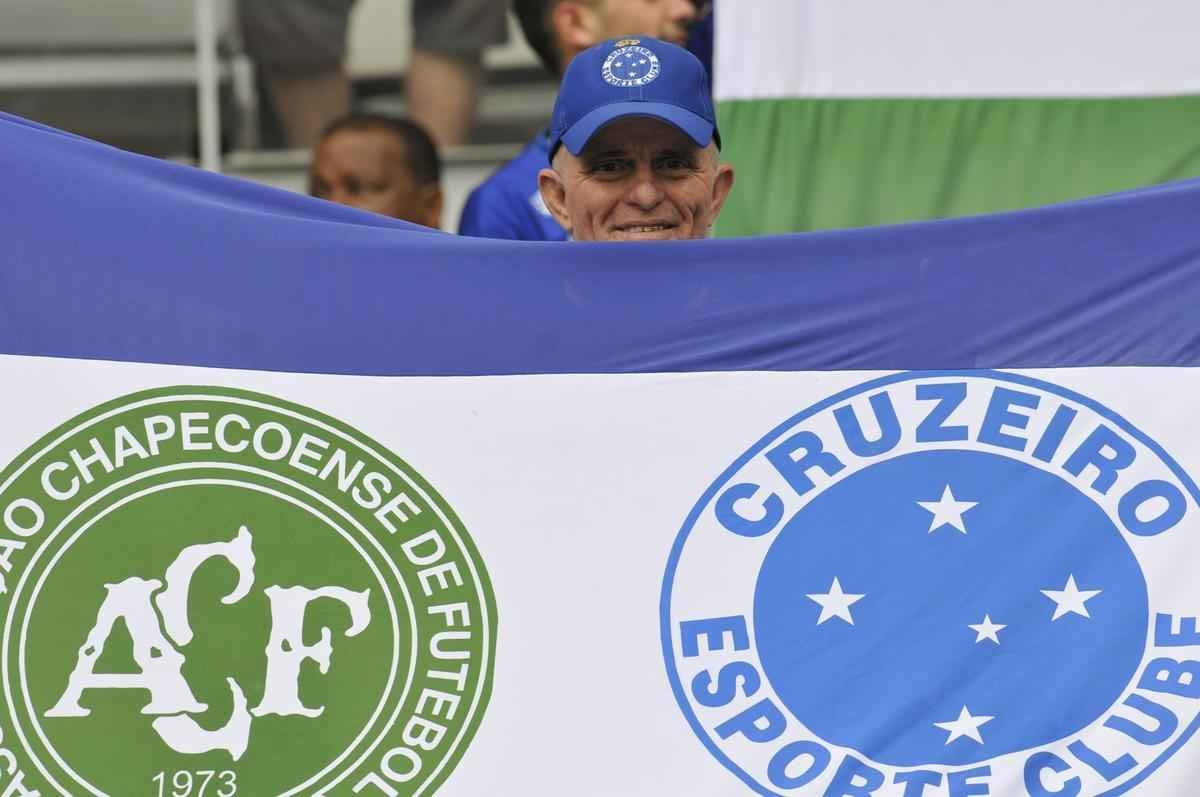 O Mineiro foi palco de homenagens s vtimas da tragdia com o avio da delegao da Chapecoense antes e durante Cruzeiro x Corinthians