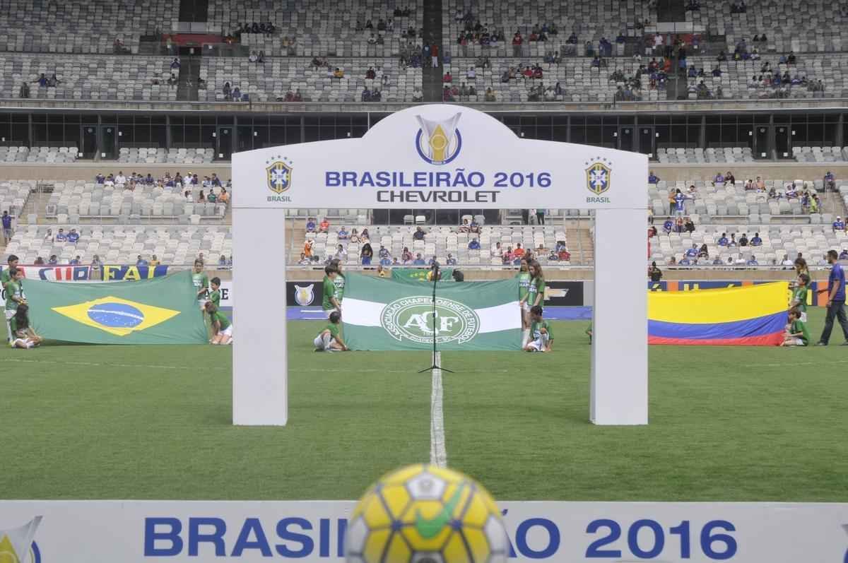 O Mineiro foi palco de homenagens s vtimas da tragdia com o avio da delegao da Chapecoense antes e durante Cruzeiro x Corinthians