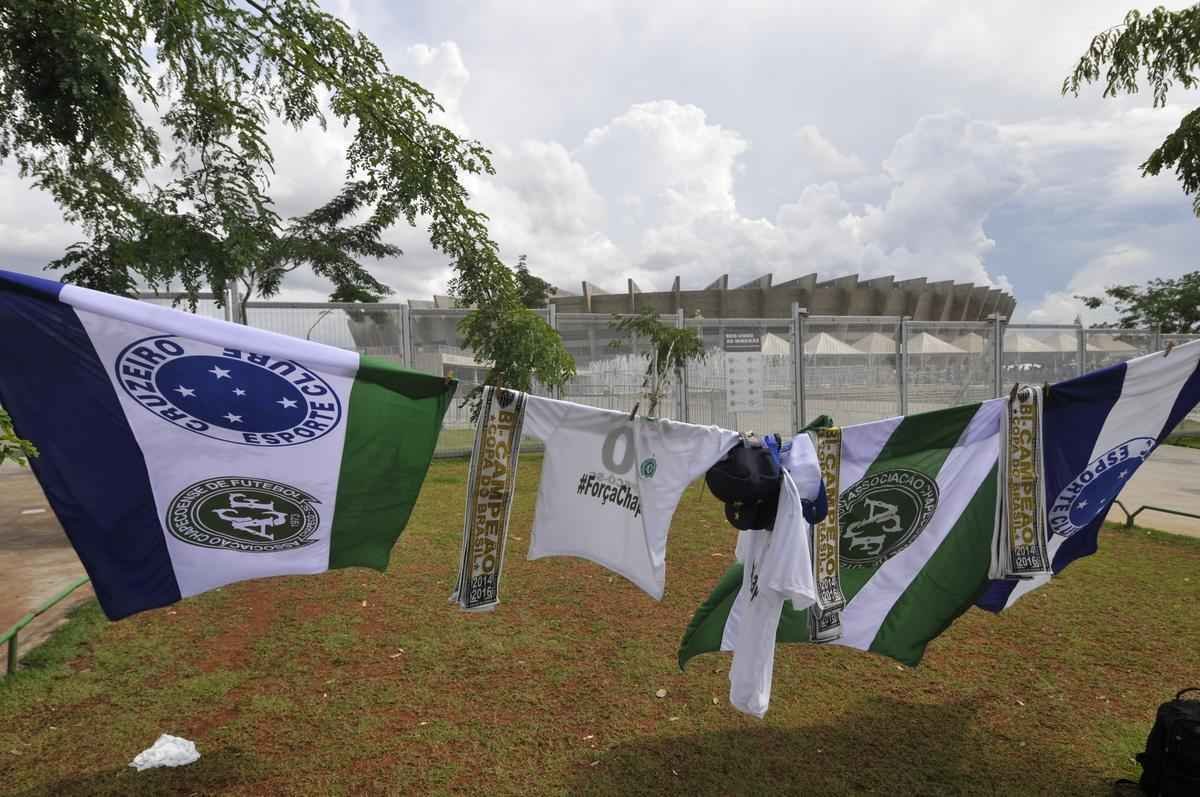 O Mineiro foi palco de homenagens s vtimas da tragdia com o avio da delegao da Chapecoense antes e durante Cruzeiro x Corinthians