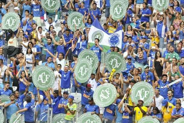 O Mineiro foi palco de homenagens s vtimas da tragdia com o avio da delegao da Chapecoense antes e durante Cruzeiro x Corinthians
