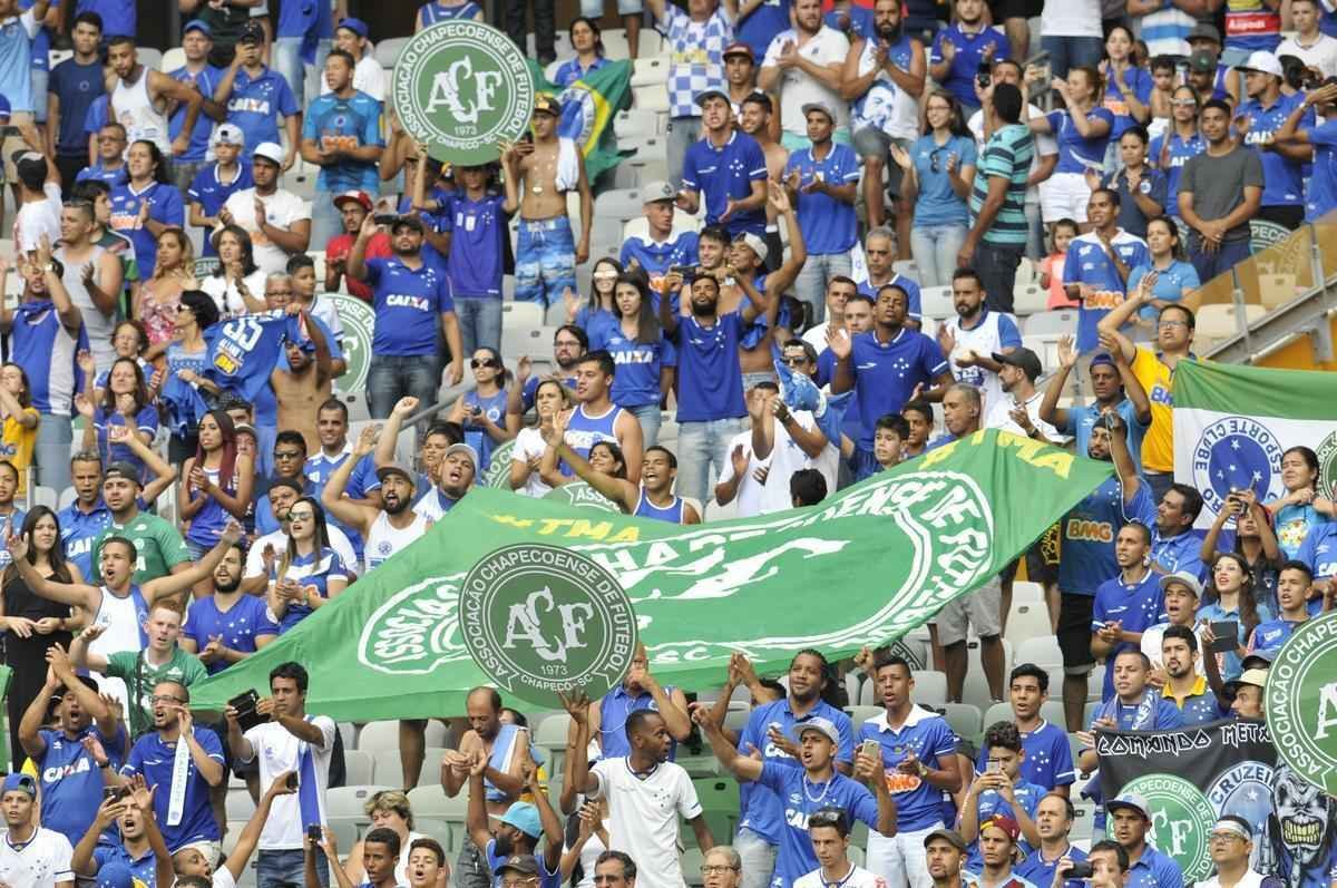 O Mineiro foi palco de homenagens s vtimas da tragdia com o avio da delegao da Chapecoense antes e durante Cruzeiro x Corinthians