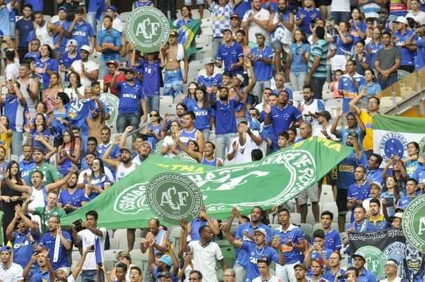 O Mineiro foi palco de homenagens s vtimas da tragdia com o avio da delegao da Chapecoense antes e durante Cruzeiro x Corinthians
