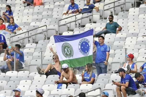 O Mineiro foi palco de homenagens s vtimas da tragdia com o avio da delegao da Chapecoense antes e durante Cruzeiro x Corinthians