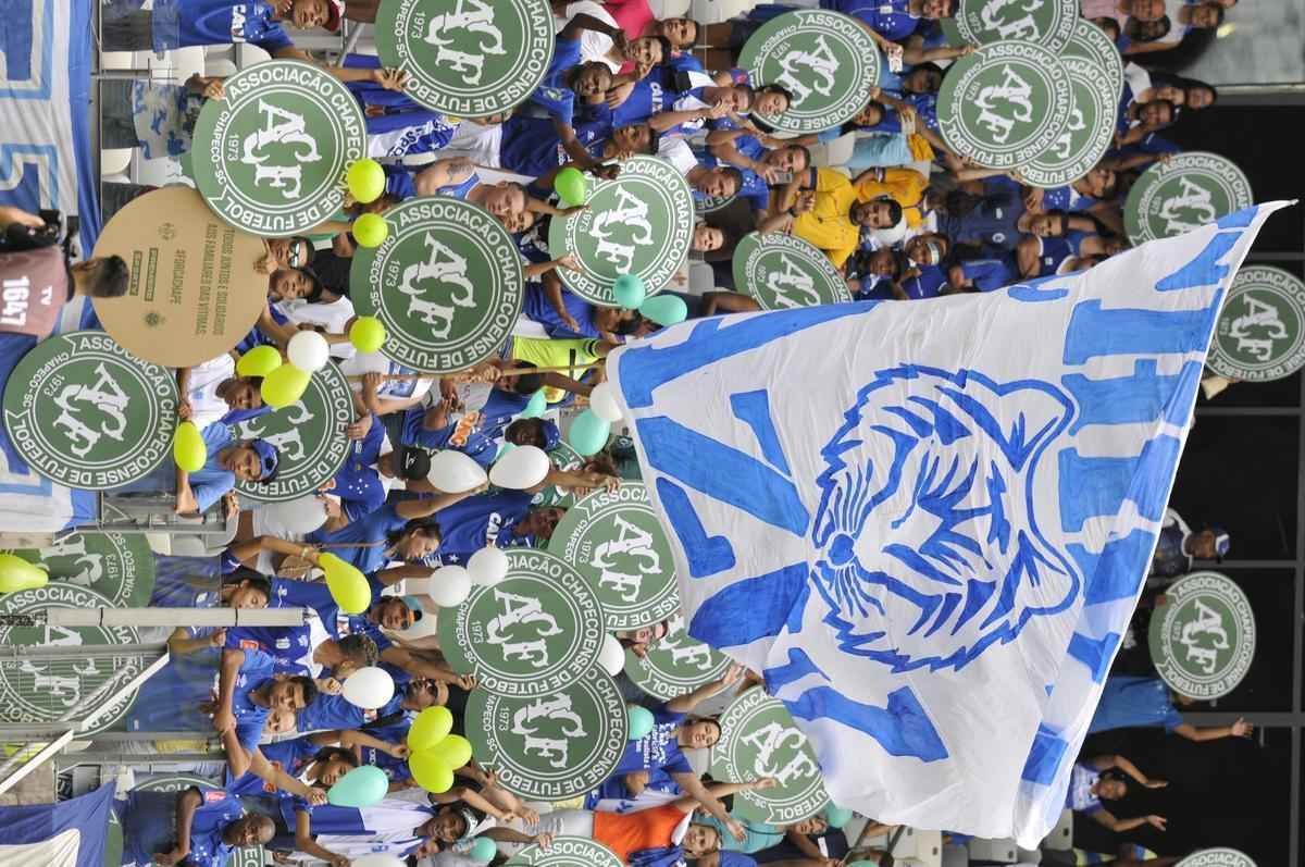 O Mineiro foi palco de homenagens s vtimas da tragdia com o avio da delegao da Chapecoense antes e durante Cruzeiro x Corinthians