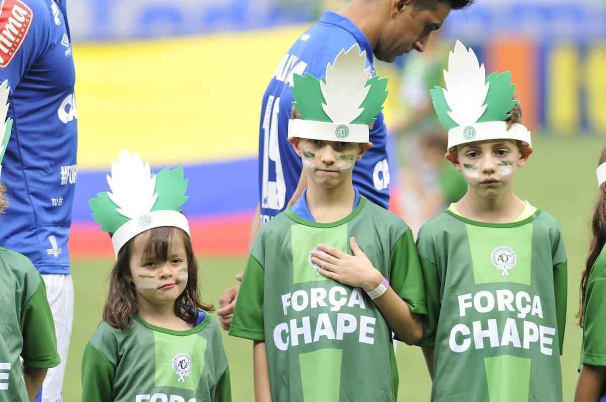 O Mineiro foi palco de homenagens s vtimas da tragdia com o avio da delegao da Chapecoense antes e durante Cruzeiro x Corinthians