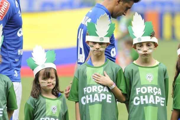 O Mineiro foi palco de homenagens s vtimas da tragdia com o avio da delegao da Chapecoense antes e durante Cruzeiro x Corinthians