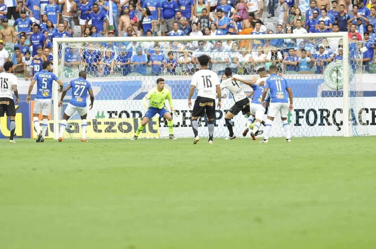 Veja imagens do primeiro tempo do jogo entre Cruzeiro e Corinthians