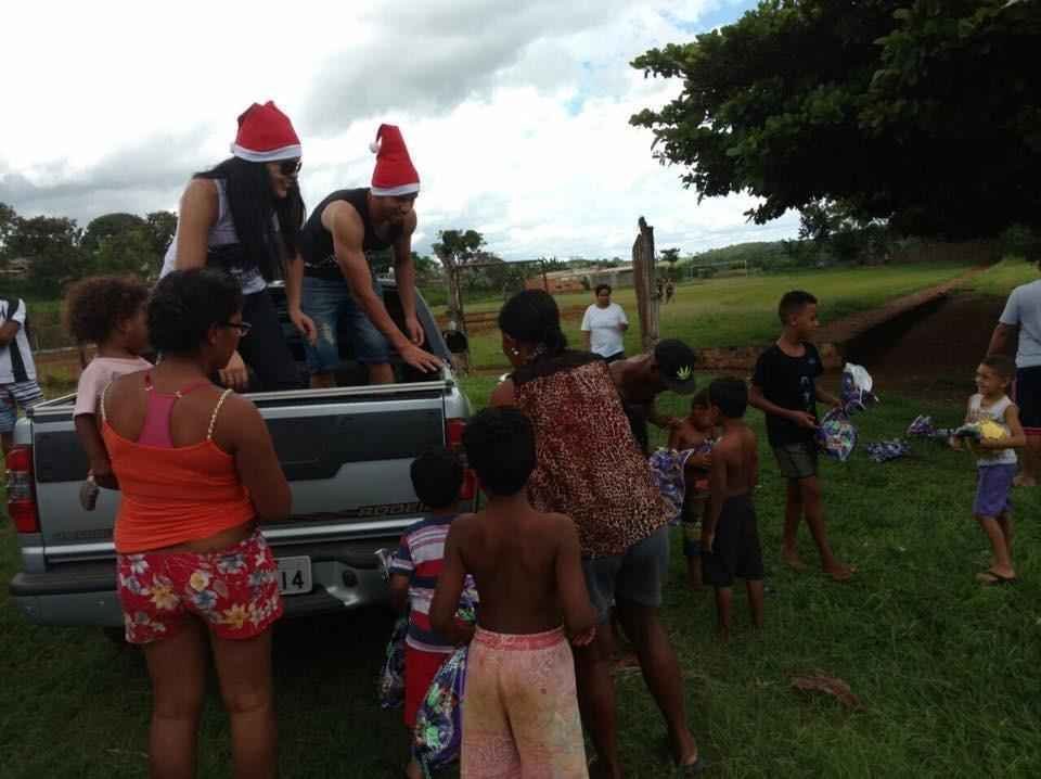 Dia solid�rio do zagueiro Gabriel, do Atl�tico, que entregou presentes para crian�as carentes em Matozinhos