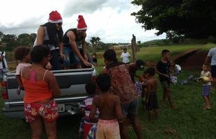 Dia solid�rio do zagueiro Gabriel, do Atl�tico, que entregou presentes para crian�as carentes em Matozinhos