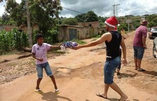 Dia solid�rio do zagueiro Gabriel, do Atl�tico, que entregou presentes para crian�as carentes em Matozinhos