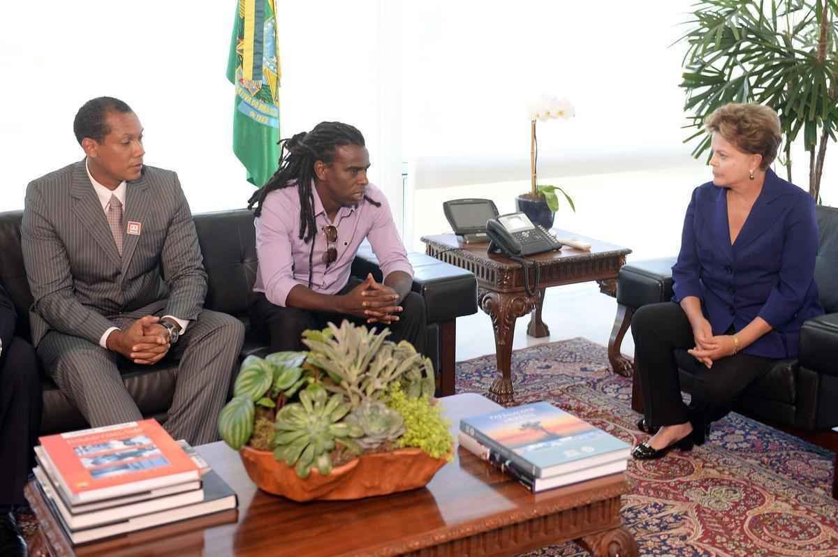 Como parte do gesto de respeito a quem havia sido vtima de injria racial, a ento presidenta da Repblica Dilma Rousseff recebeu Tinga em Braslia. 
