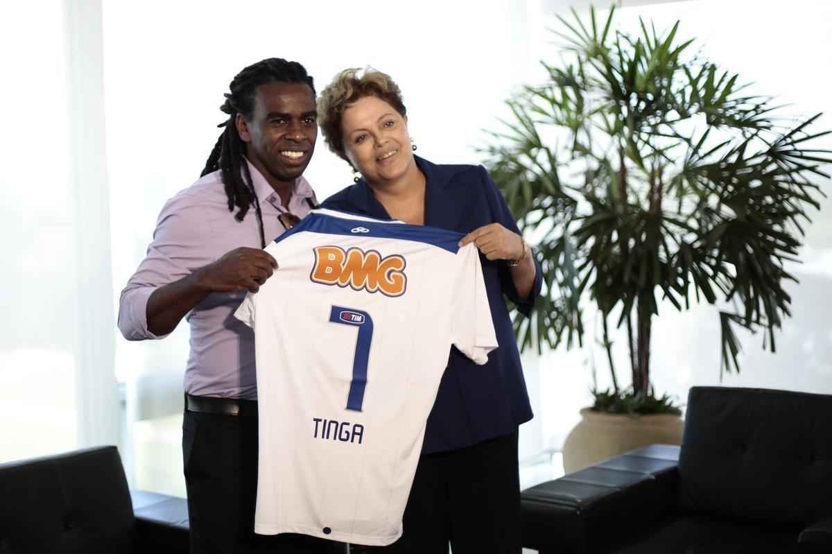 E o veterano da Raposa presenteou a atleticana declarada com uma camisa do Cruzeiro com o nmero 7