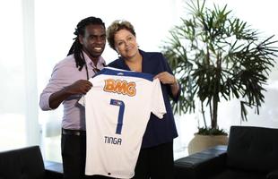 E o veterano da Raposa presenteou a atleticana declarada com uma camisa do Cruzeiro com o nmero 7