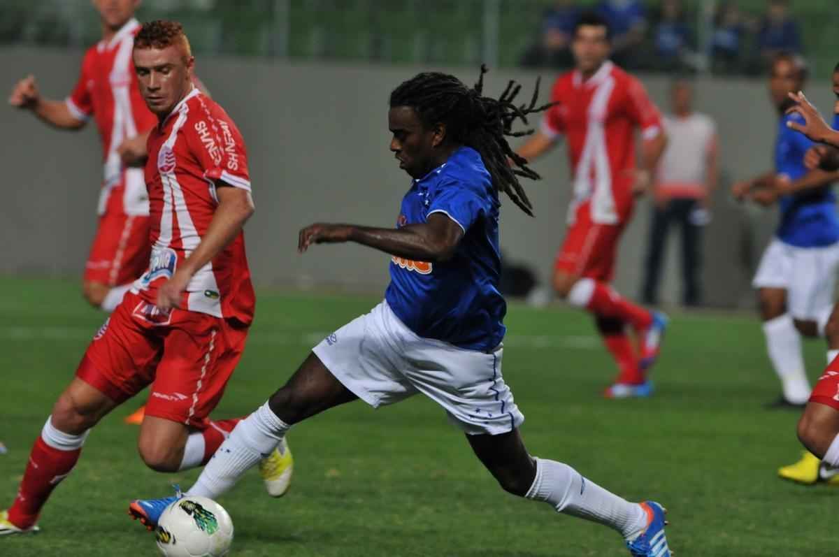 Sua estreia foi contra o Nutico, no Estdio dos Aflitos, pela segunda rodada do Brasileiro. O jogo terminou empatado sem gols. A foto acima  do reencontro entre as equipes, dia 02/09/2012, no Independncia. O Cruzeiro levou a melhor sobre o Timbu, pela 21 rodada, e venceu por 3 a 0. 