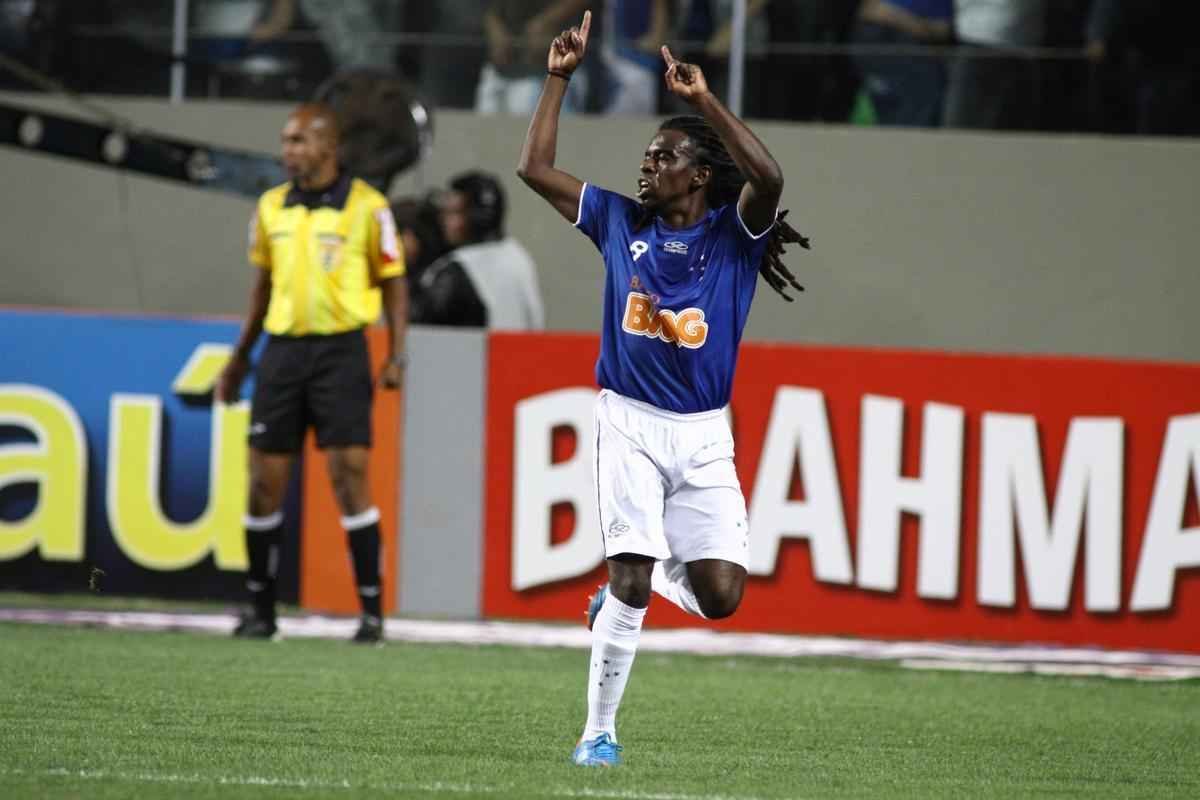Tinga marcou o primeiro gol pelo Cruzeiro na derrota de virada para o Botafogo, por 3 a 1, no Independncia, em 5 de setembro de 2012. O jogo valeu pela 22 rodada do Brasileiro.