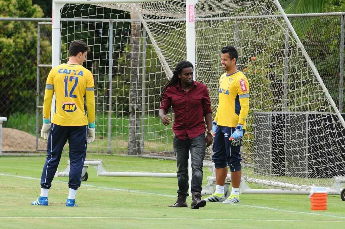 Em julho de 2016, Tinga visitou a Toca da Raposa II e reencontrou velhos conhecidos, como os goleiros Fbio e Rafael (foto). Alm desses jogadores, atuaram com o meio-campista no clube celeste o tambm goleiro Elisson, os zagueiros Leo e Manoel, o lateral-direito Mayke, o volante Henrique, os meias Arrascaeta, Elber e Alisson e os atacantes Willian e Judivan.