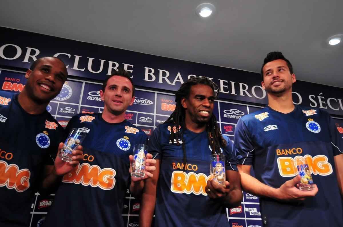 Em outubro de 2012, a caricatura de Tinga estampou um dos copos personalizados que viraram produtos licenciados do clube. Alm do volante, o goleiro Fbio, o meia Montillo e o atacante Borges foram 'desenhados' nos utenslios.