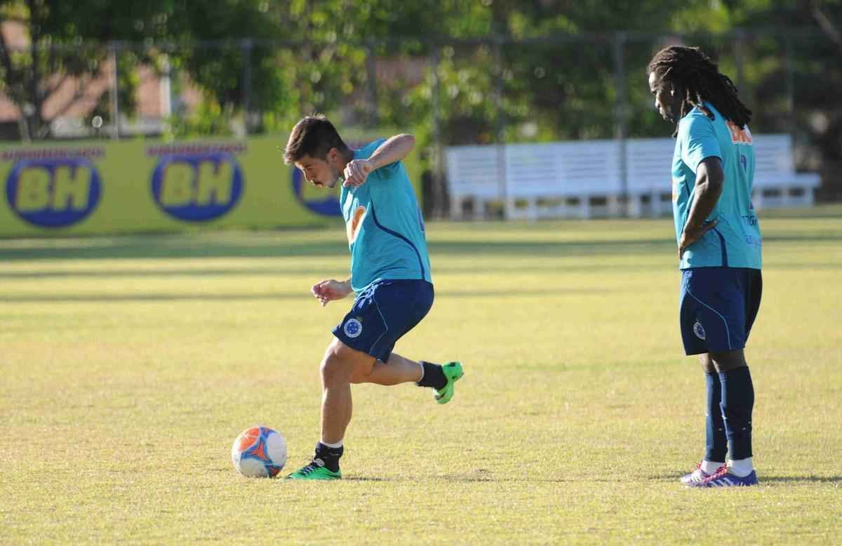 Um dos melhores amigos feitos por Tinga no Cruzeiro  o atacante Willian. Na imagem, os atletas em ao num treino de finalizao no comeo da temporada 2014.
