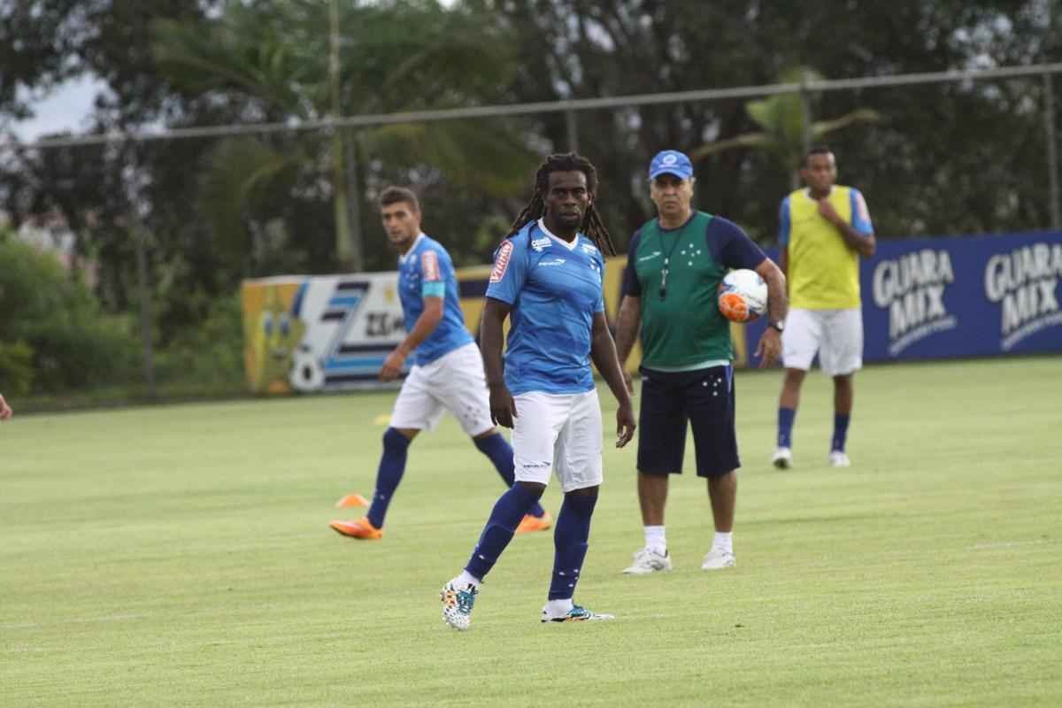 O atleta chegou a participar de treinos com bola, mas decidiu que j era momento de pendurar as chuteiras. A deciso foi anunciada em abril de 2015. 'Fui intenso sempre no Cruzeiro. Em termos de momento ruim, foi aps a minha leso, os 30 minutos da Toca at o hospital foi o momento mais difcil. No tinha machucado gravemente at ento e ali eu comecei a ver que podia ser a hora de parar. Mesmo j recuperado hoje, ali eu senti que era o momento, que eu ia me recuperar, que ia acabar o contrato e ia parar de jogar. Agradeo a Deus at nisso, porque ali (na leso) foi a oportunidade que tive de olhar o futebol de fora para dentro, isso me preparou para que eu pudesse tomar essa deciso muito tranquilamente'