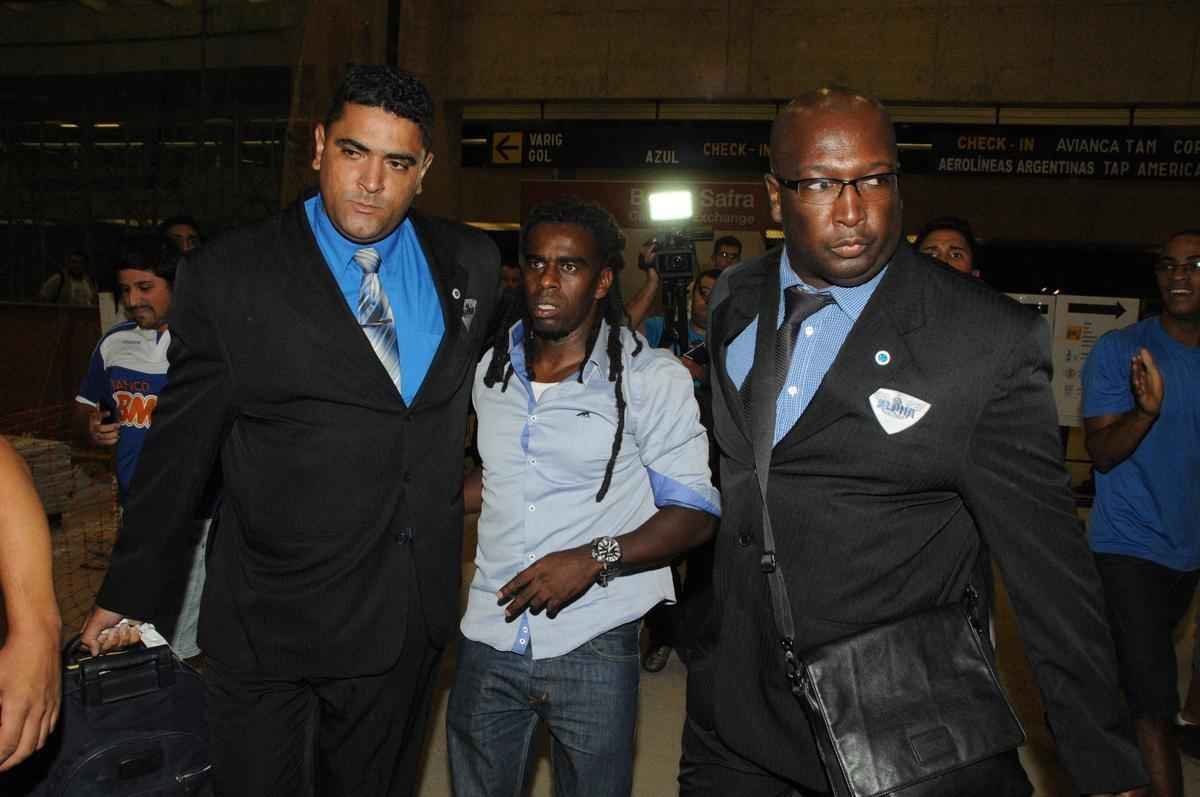 No retorno da delegao celeste a Belo Horizonte aps a derrota por 2 a 1, Tinga foi recebido com festa pela torcida cruzeirense no Aeroporto Internacional de Confins.