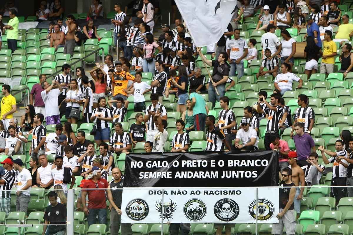 E a campanha de luta contra o racismo foi abraada at pela torcida atleticana