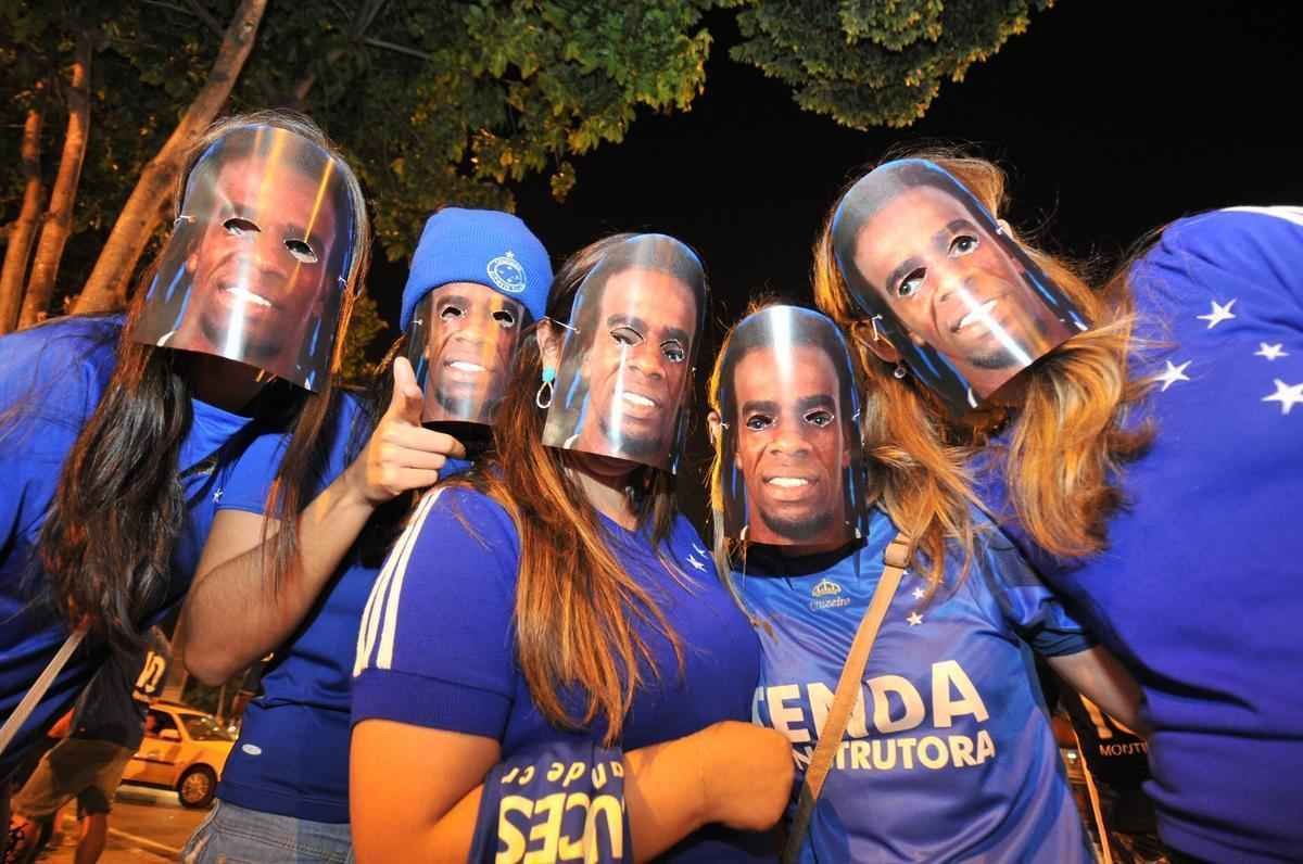 Torcedores do Cruzeiro confeccionaram mscaras com o rosto de Tinga